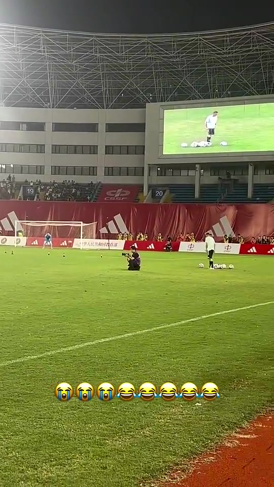 一球员盘带后射门打出高射炮亚马尔转身掩面大笑