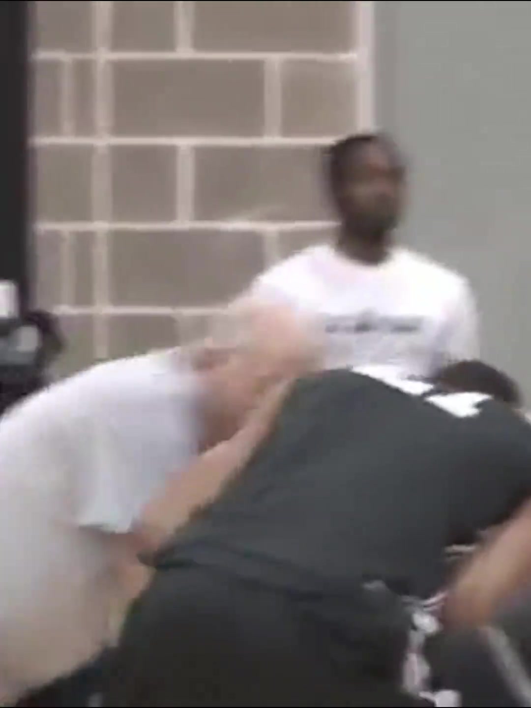 传奇教头谢幕波波维奇名场面训练期间暴打邓肯