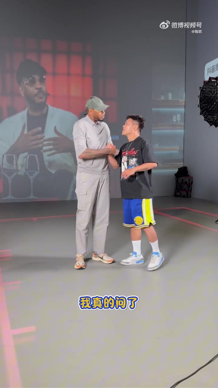 球迷与安东尼合照时身穿印有保罗和甜瓜的T恤瓜哥这衣服不错