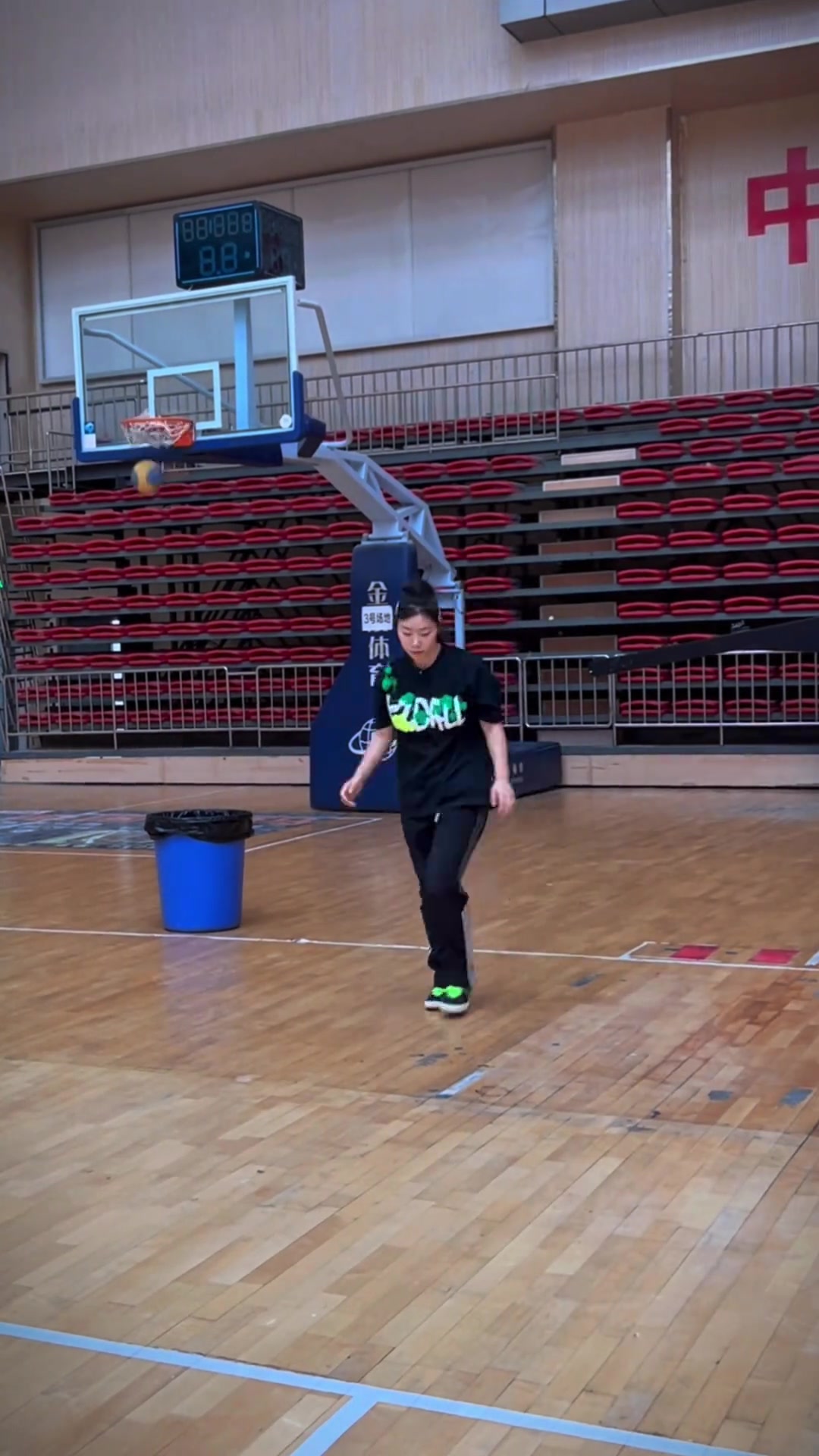 女人谁允许你打球这么拉风