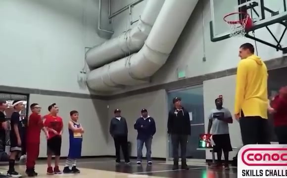 孩子们2米1的中锋扣不了篮这人会打篮球