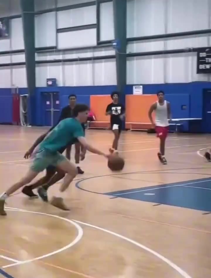 打一场征信没了三球打个野浑身假动作不停