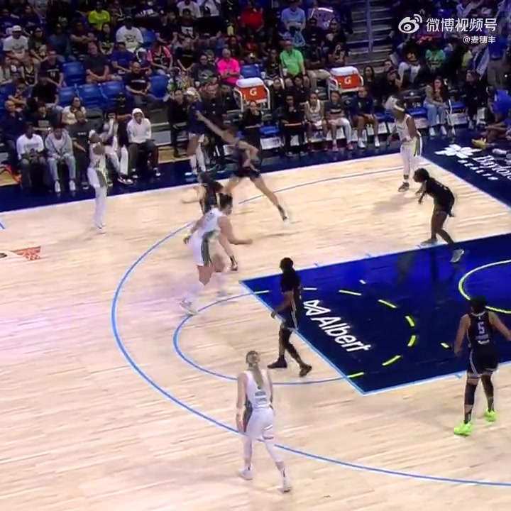 战术就这么简单李月汝往弧顶一站对手就过来协防助攻达成