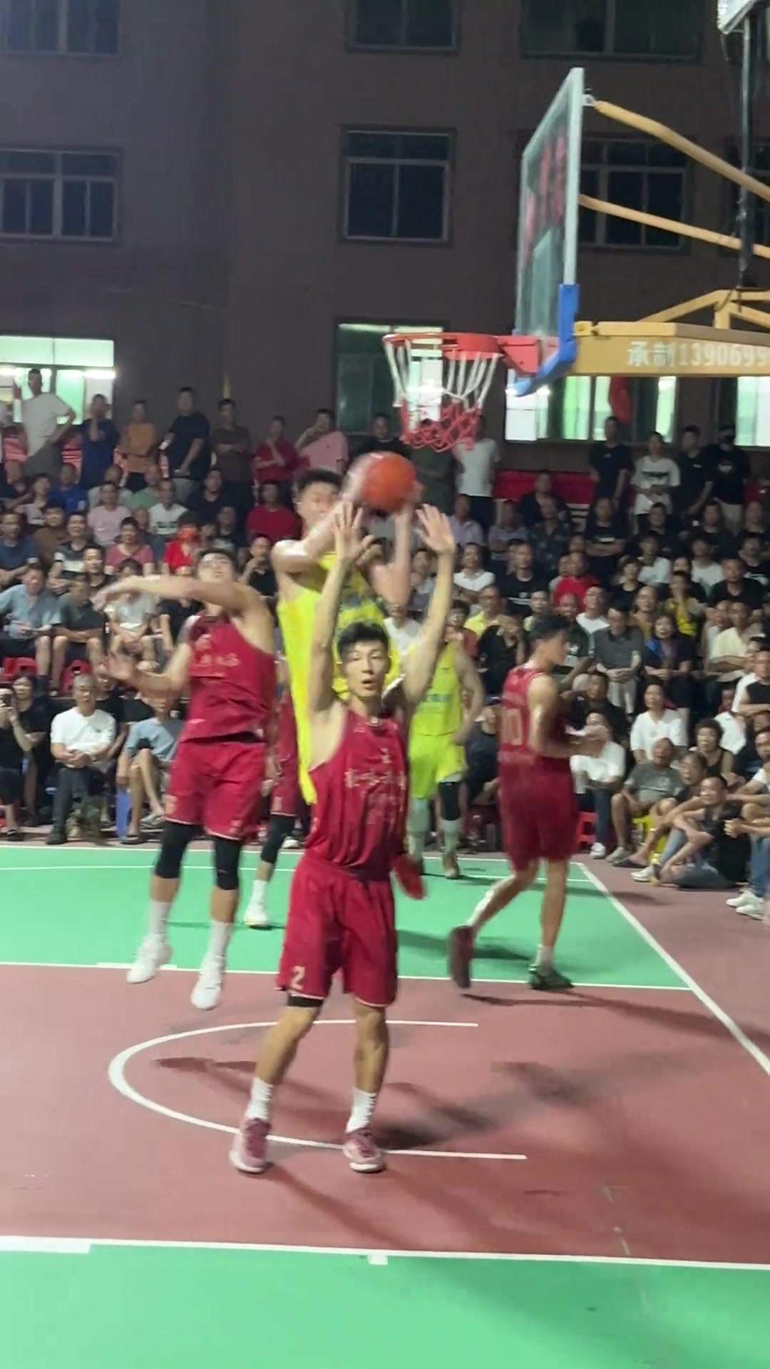 这是故意伸脚还是不小心的动作