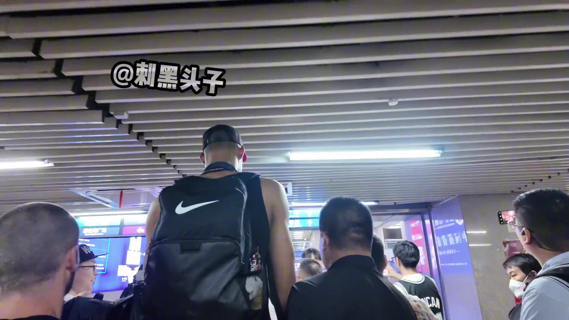 这高度文班车站里走路差点撞到天花板的指示牌