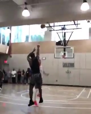 野球场的三少和老詹感觉老詹得分是最轻松的