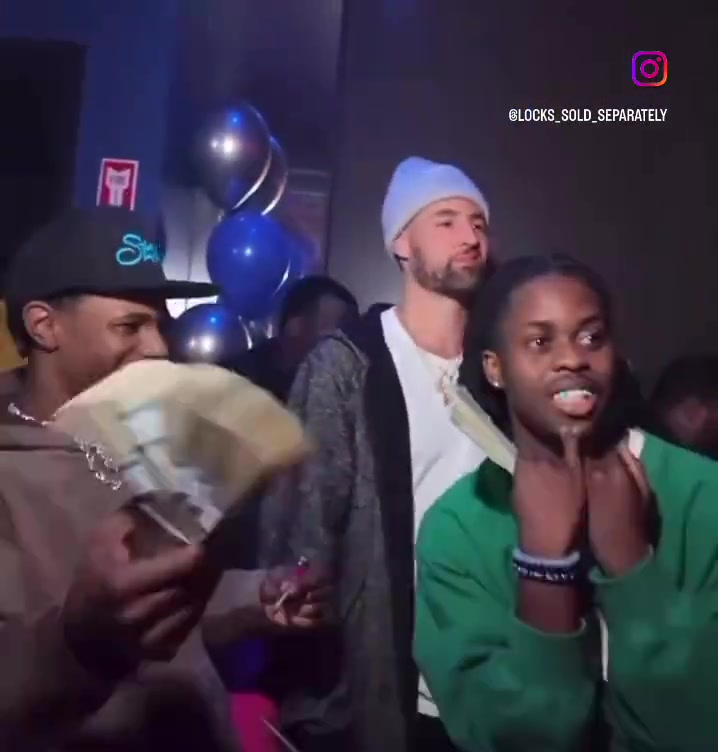 克莱在夜店摇头晃脑随乐而动 友人一旁摇晃一沓美金抢镜