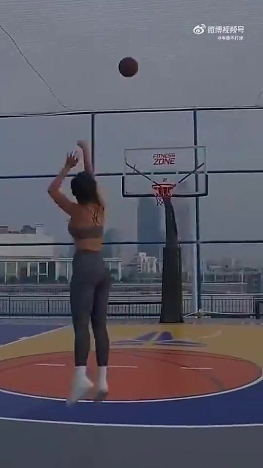 你别说穿瑜伽裤的张曼源投篮还挺准的