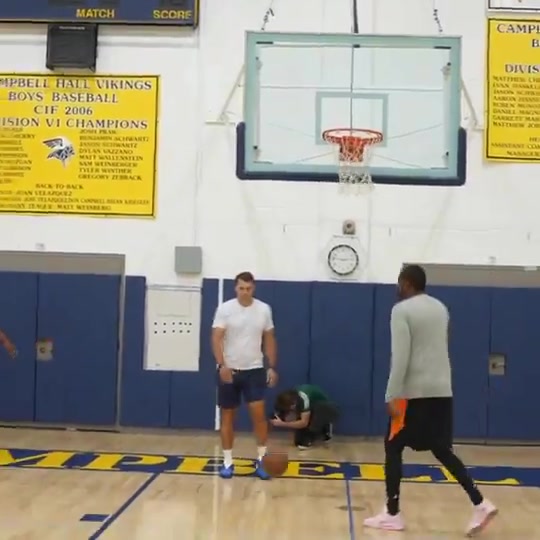 应该会有大进步小贾正跟者杜兰特一个个动作猛练