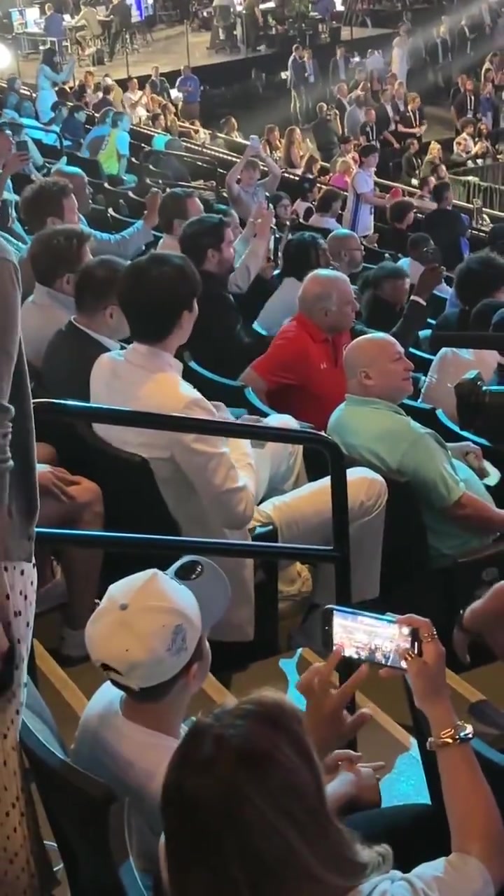 杨瀚森被选中路人视角 原来摄像大哥早在身边等候