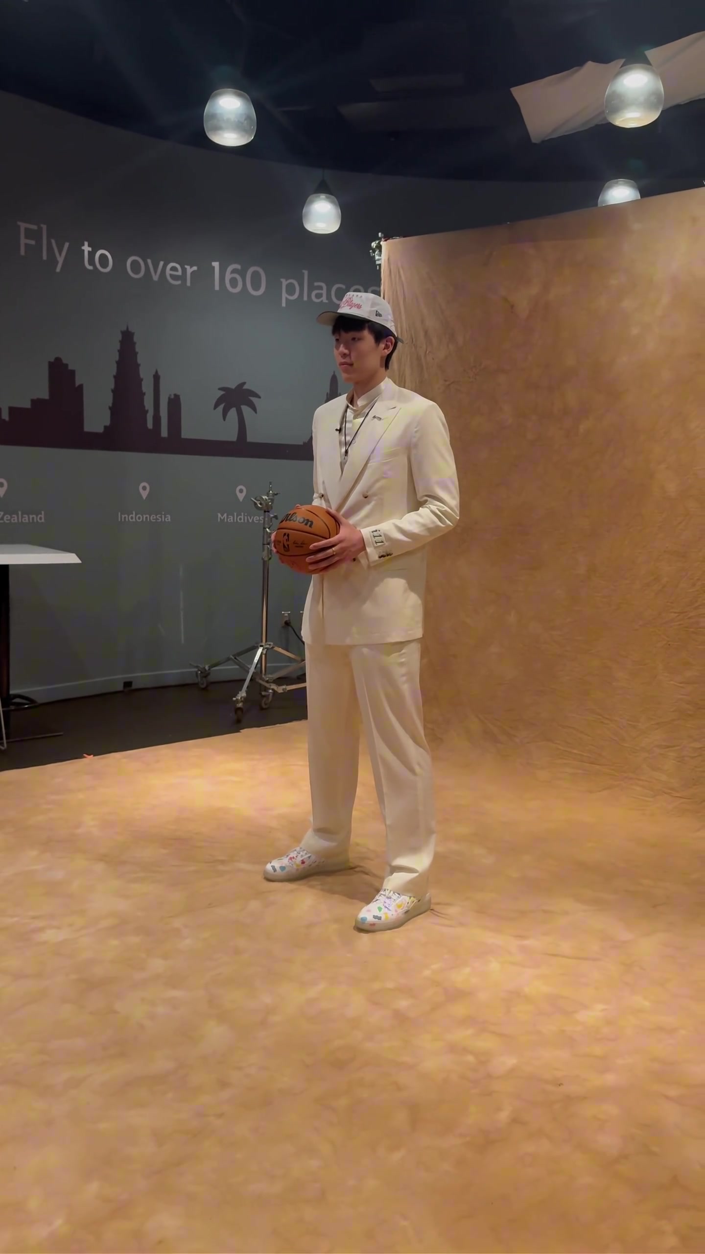 定妆照look杨瀚森一身白色西装帅气亮相定妆照拍摄现场