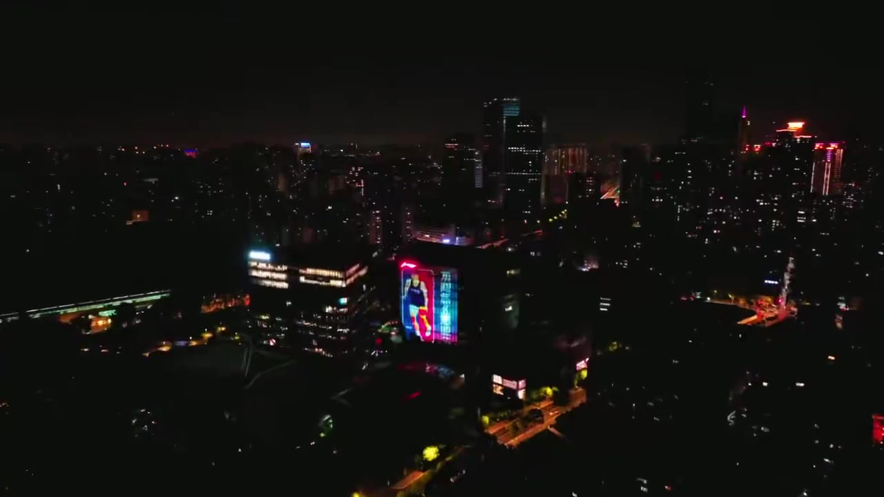 上海李宁中心外立面昨晚投放巨幅海报庆祝杨瀚森进入NBA