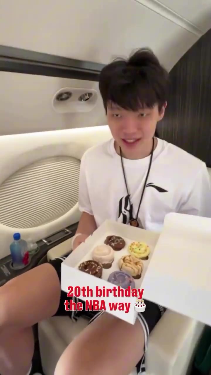 开拓者工作人员将生日蛋糕递给杨瀚森小杨顿时有点懵圈了