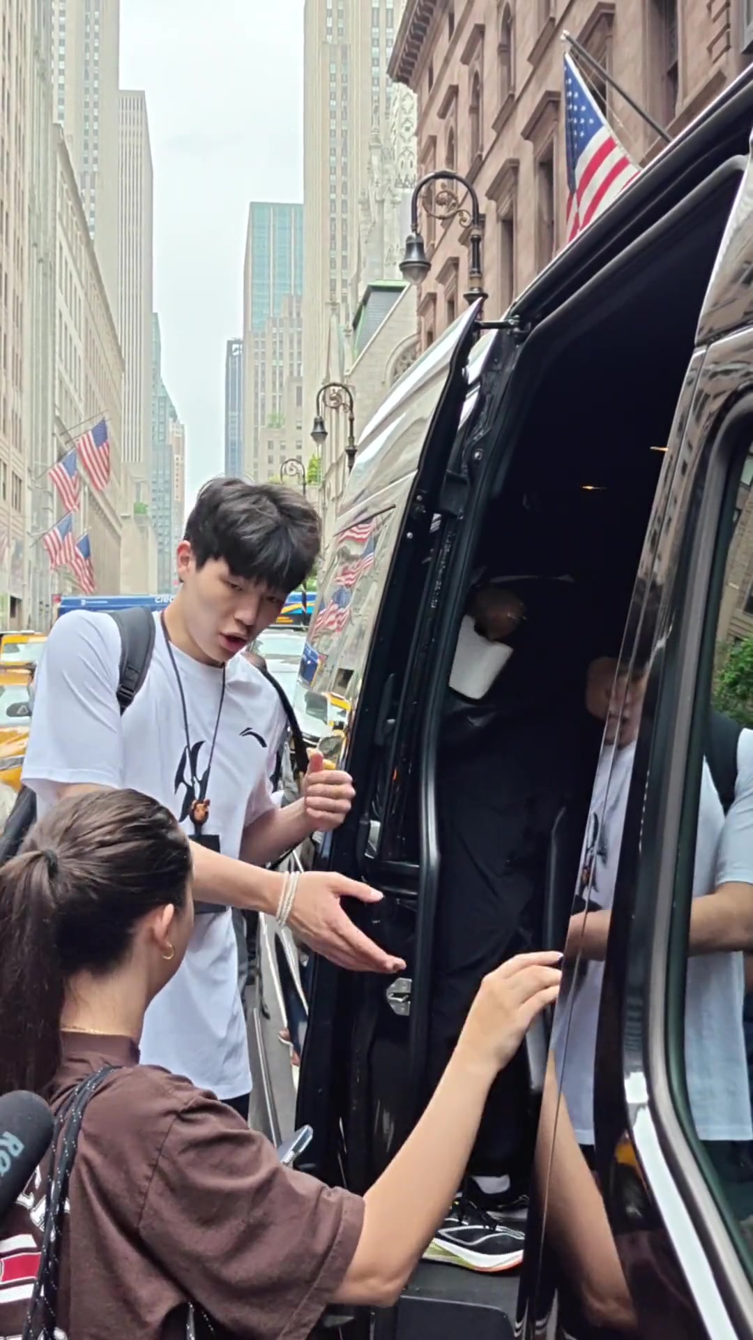 马不停蹄杨瀚森第16顺位被开拓者选中后 马上启程去波特兰