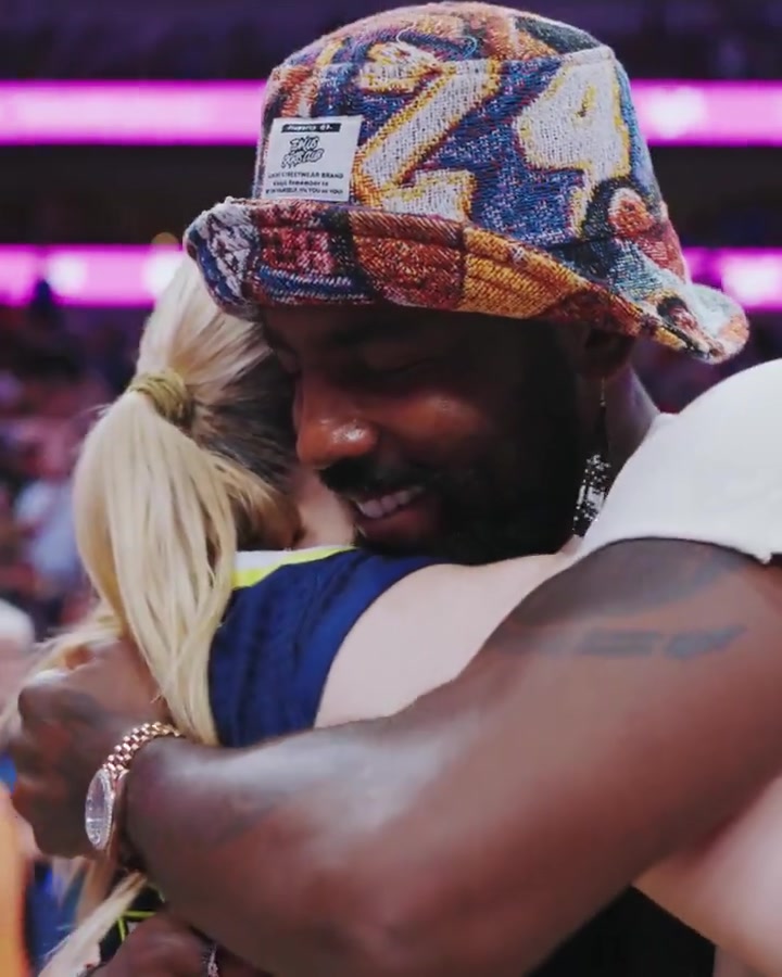 佩奇如愿以偿啦欧文来看她比赛送上抱抱满脸的宠溺