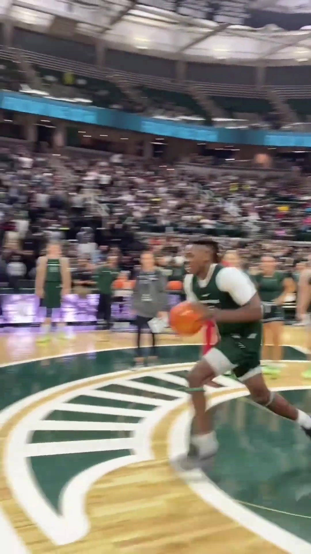 罚球线双手扣史上弹跳最好的球员可能在明年登陆NBA