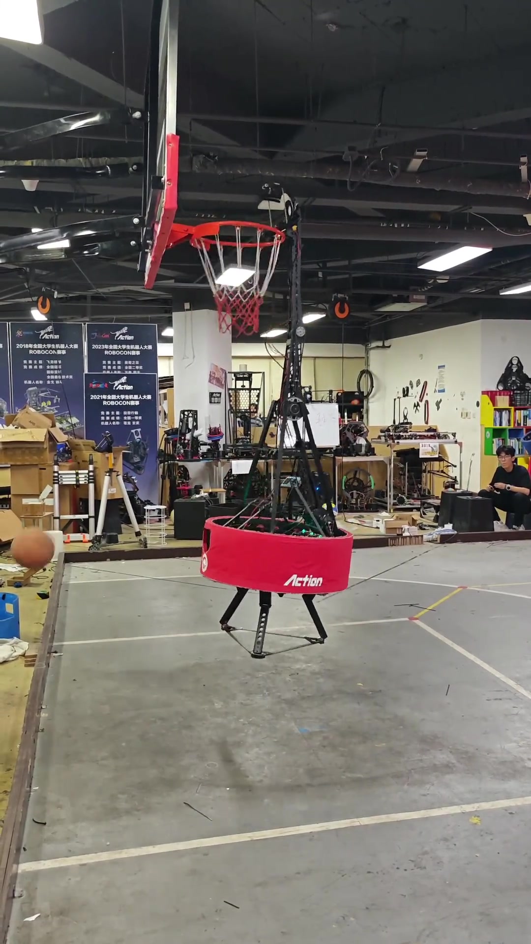 日本发明了投篮机器人来看看东北大学的扣篮机器人