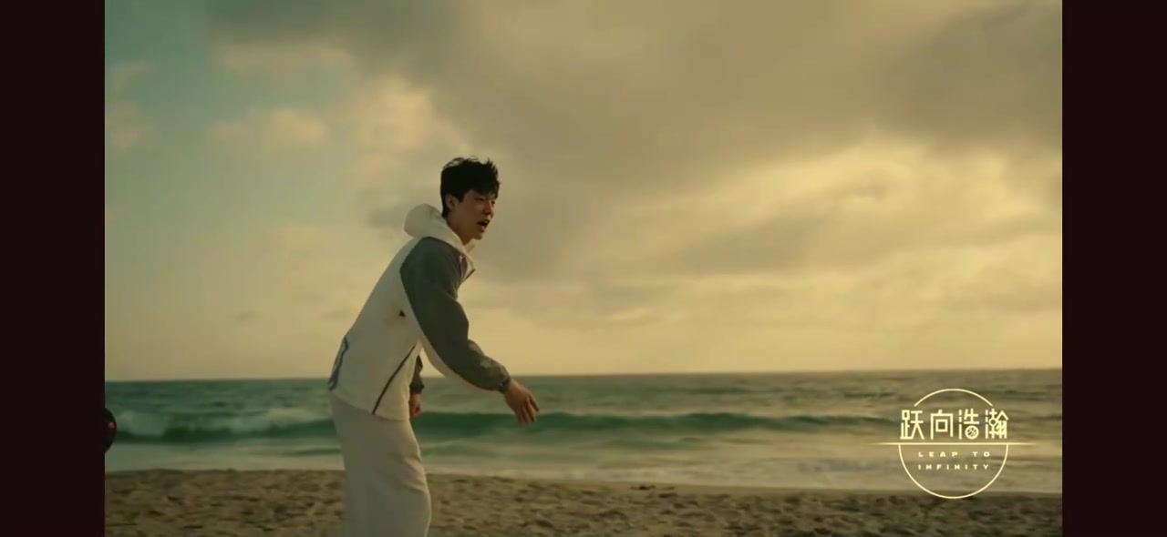 未来你们会更加认识他杨瀚森选秀前在美国被一群小伙子要合影