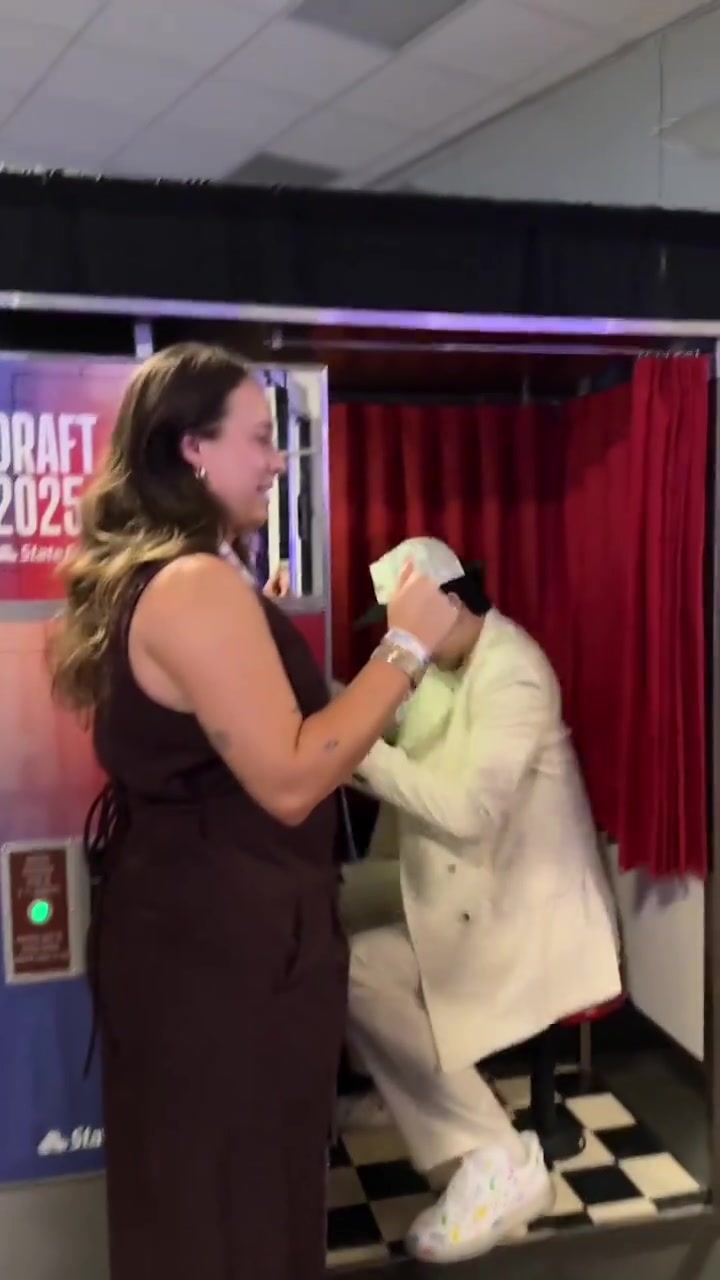 杨瀚森选秀日在自拍亭拍照但太高了没拍到眼睛