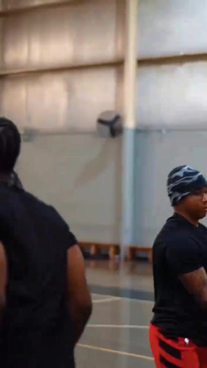 新赛季关注度最高后卫亨德森休赛期苦练控运跟投篮