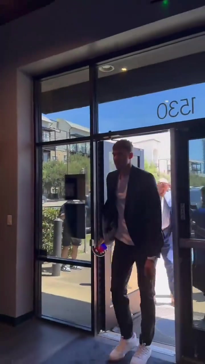 弗拉格抵达达拉斯独行侠训练馆参加孩子们训练营