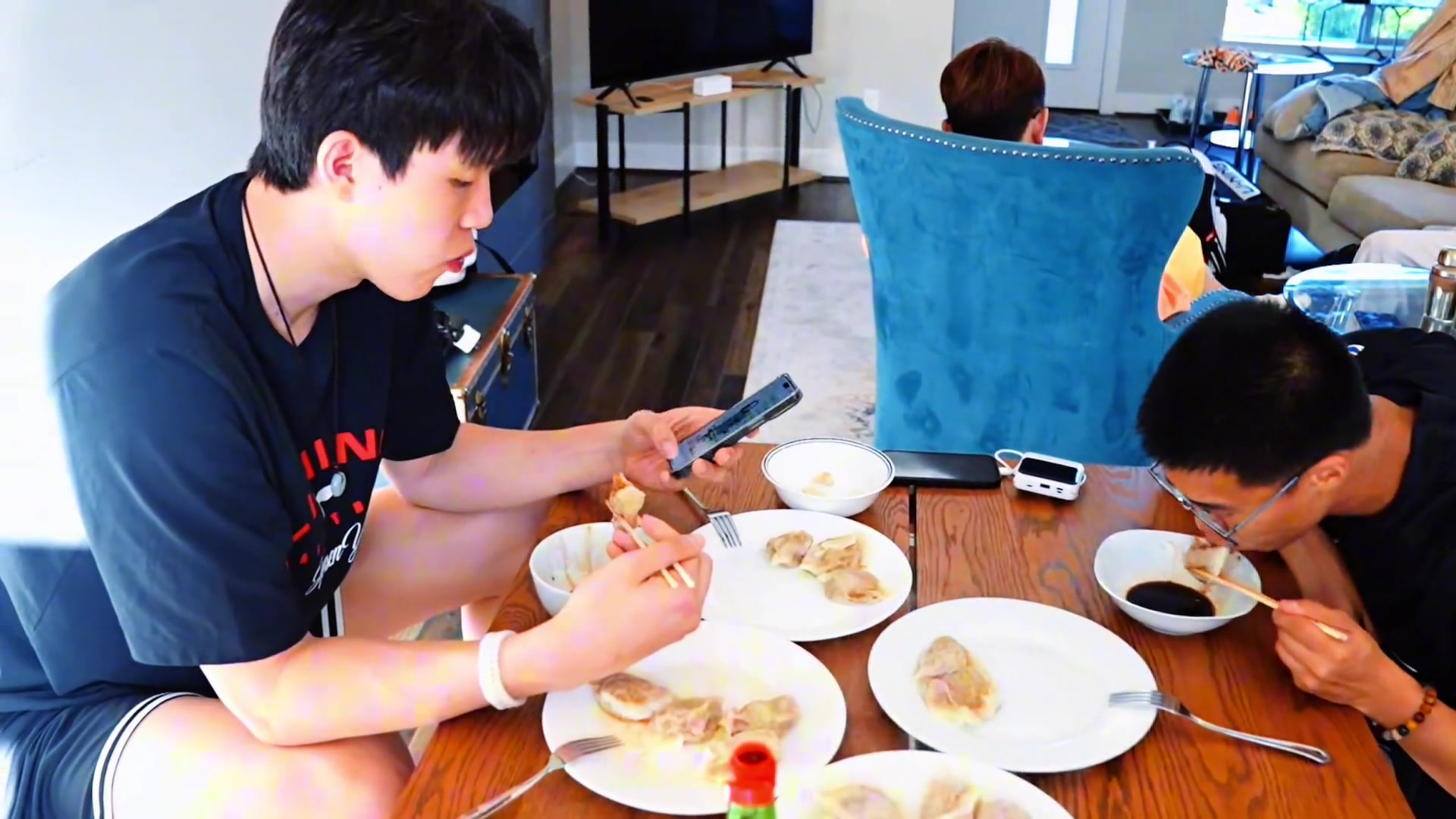 幸福的孩子️杨瀚森训练结束后吃上了妈妈亲手做的饺子