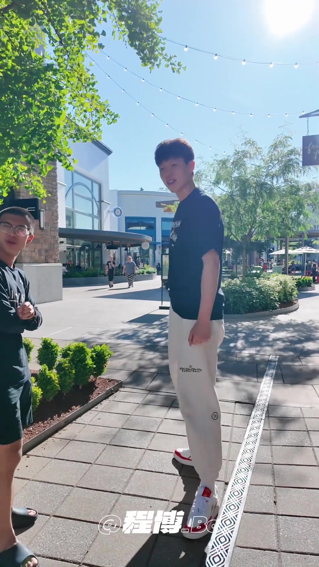 杨瀚森训练结束后理发出门吃饭当地球迷主动上前求合影