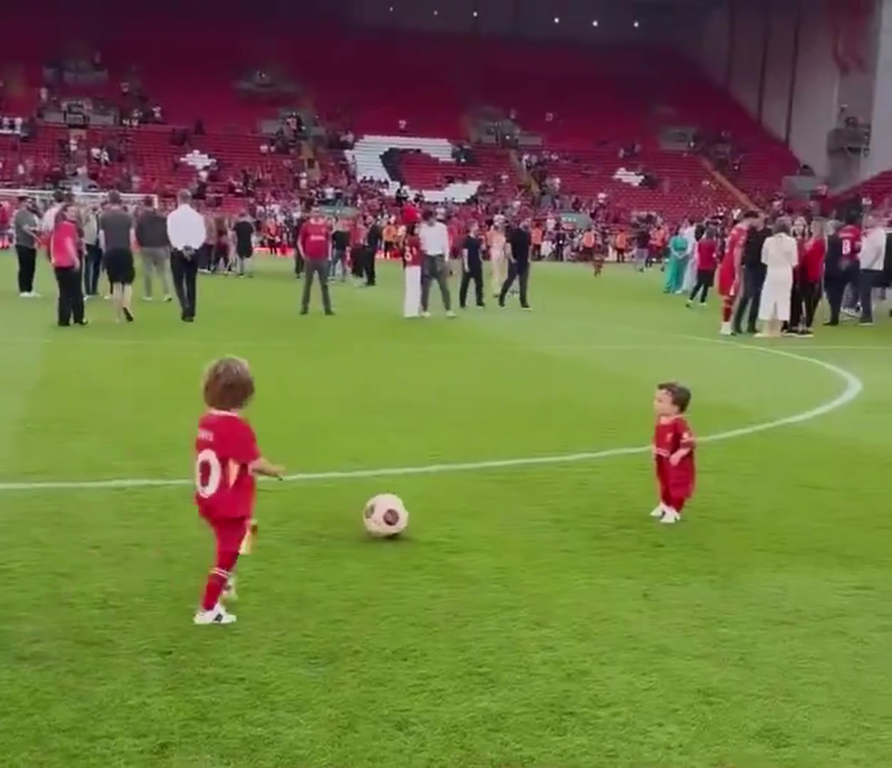 看到若塔和孩子们在安菲尔德的视频更加崩溃了