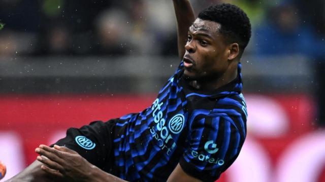 都体：邓弗里斯可能继续缺席与马竞比赛；泽林斯基已参加合练