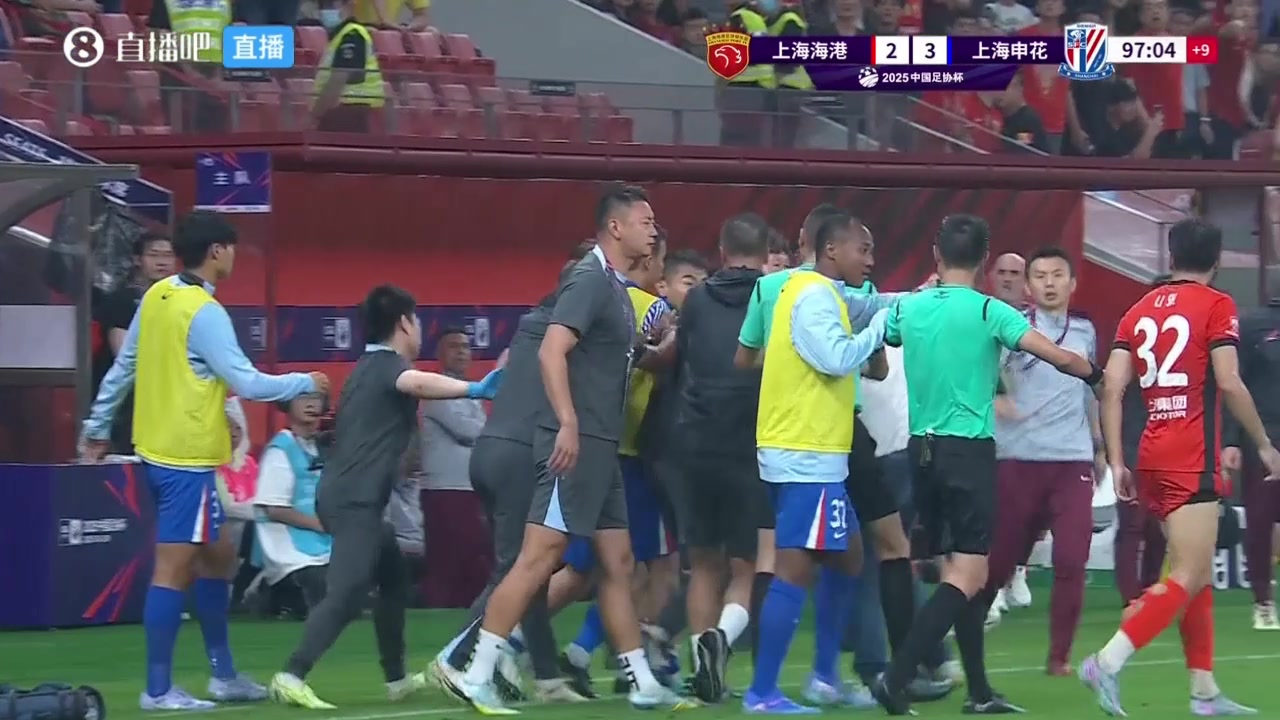 于汉超暴怒上海德比场边替补席爆发冲突