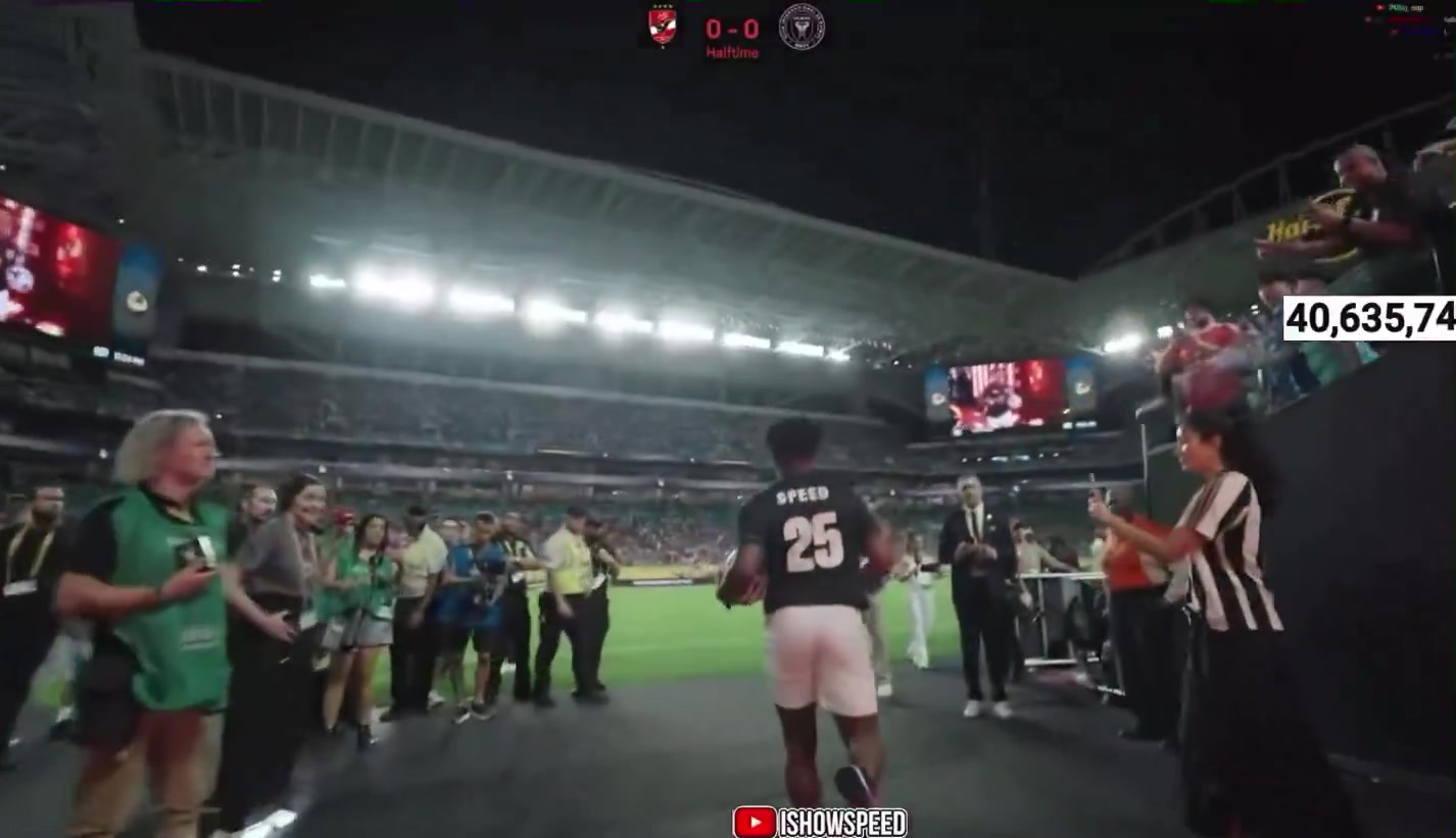 甲亢哥是真有牌面和梅西在同一个球场上踢球观众们疯狂了