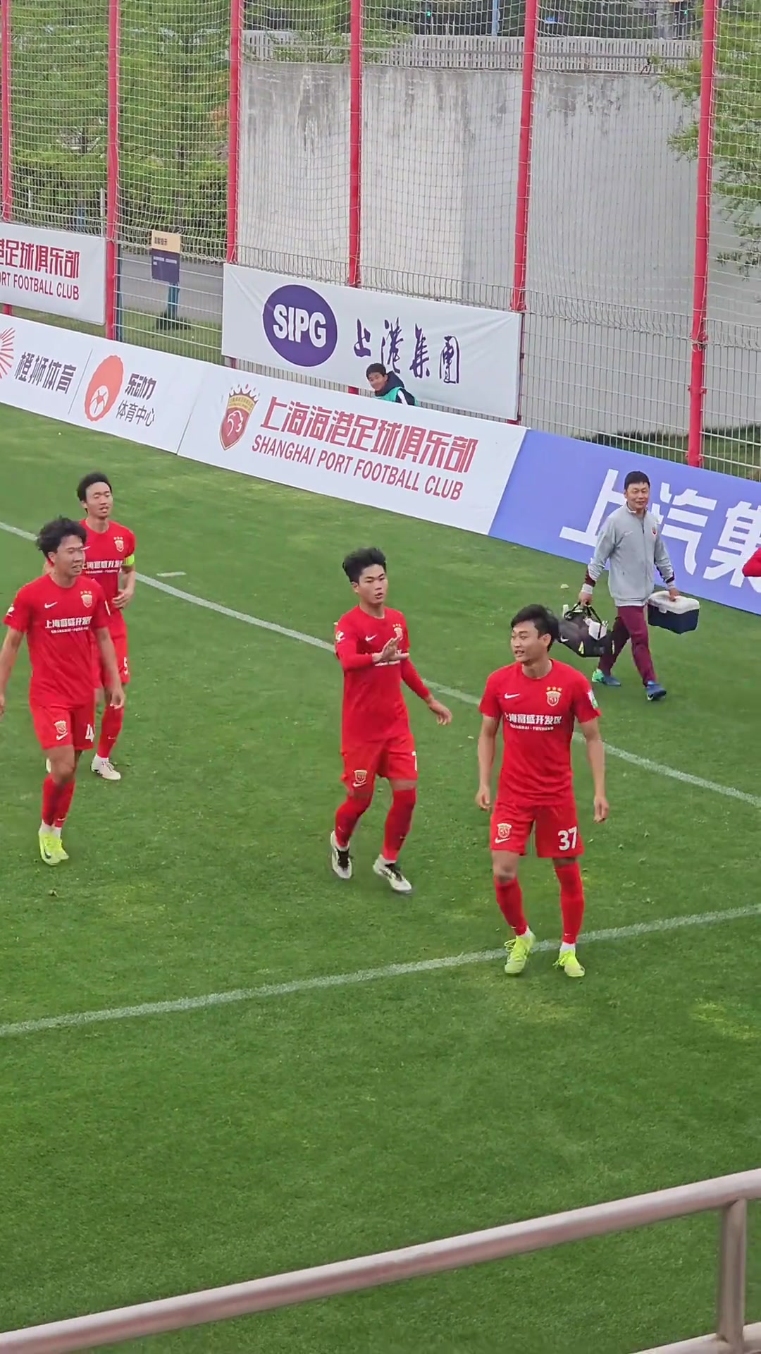 海港青年队进球后跑去看台挑衅球迷连队医都一起帮腔