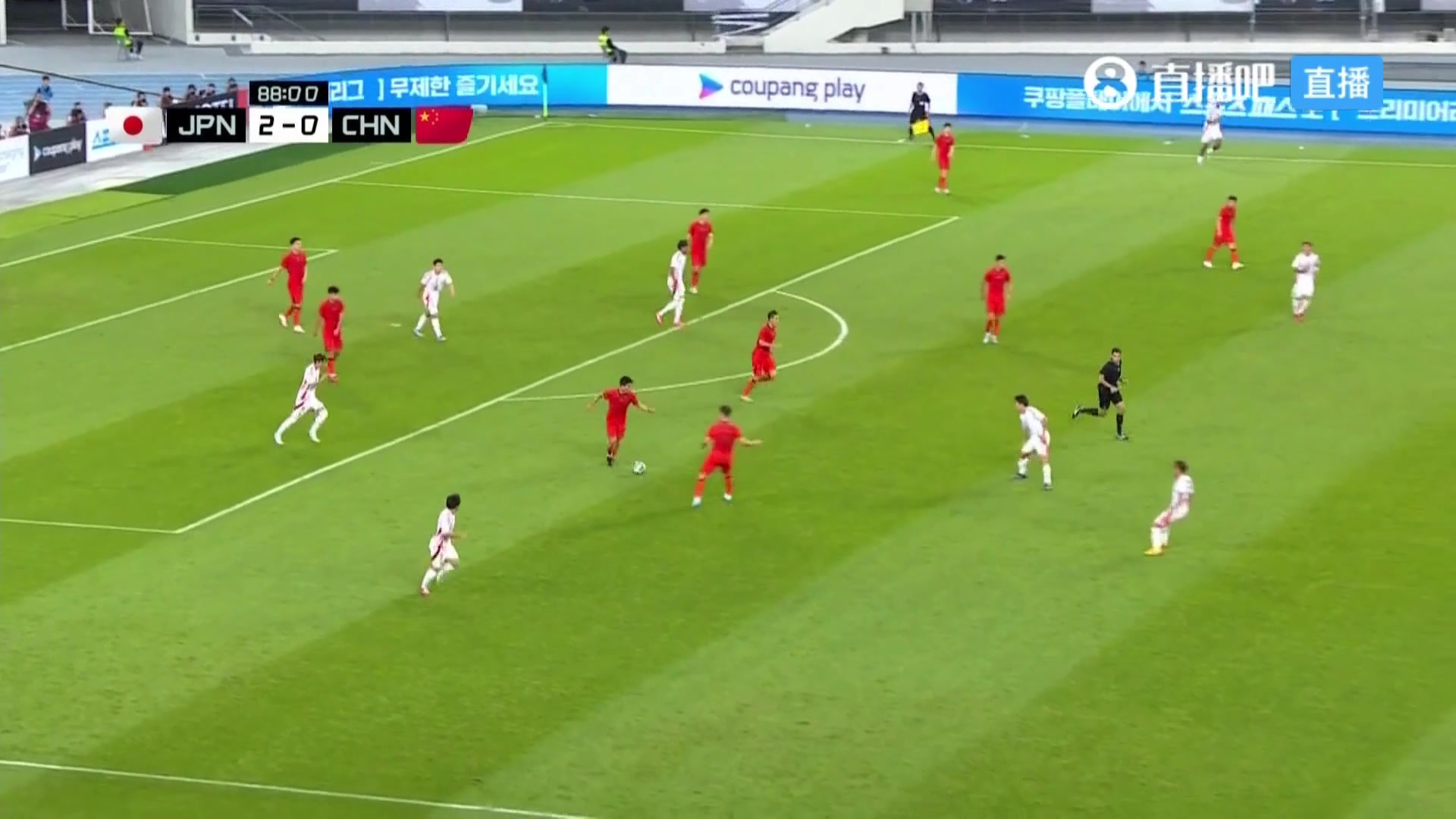 传谁呢谢文能后场断球观察后一脚传给日本球员