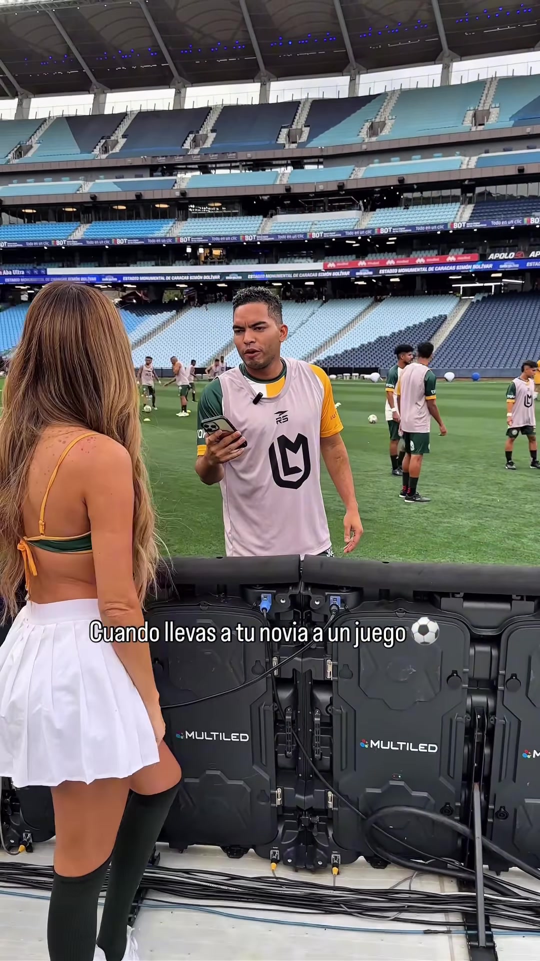 这衣服绝了踢球时有个火辣女友查聊天记录也是无奈