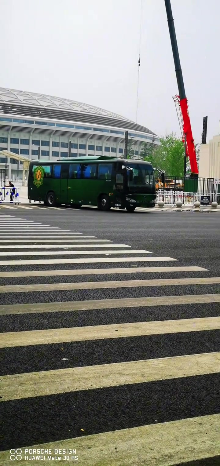 旧的不去新的不来国安博主实拍国安新大巴整装待发