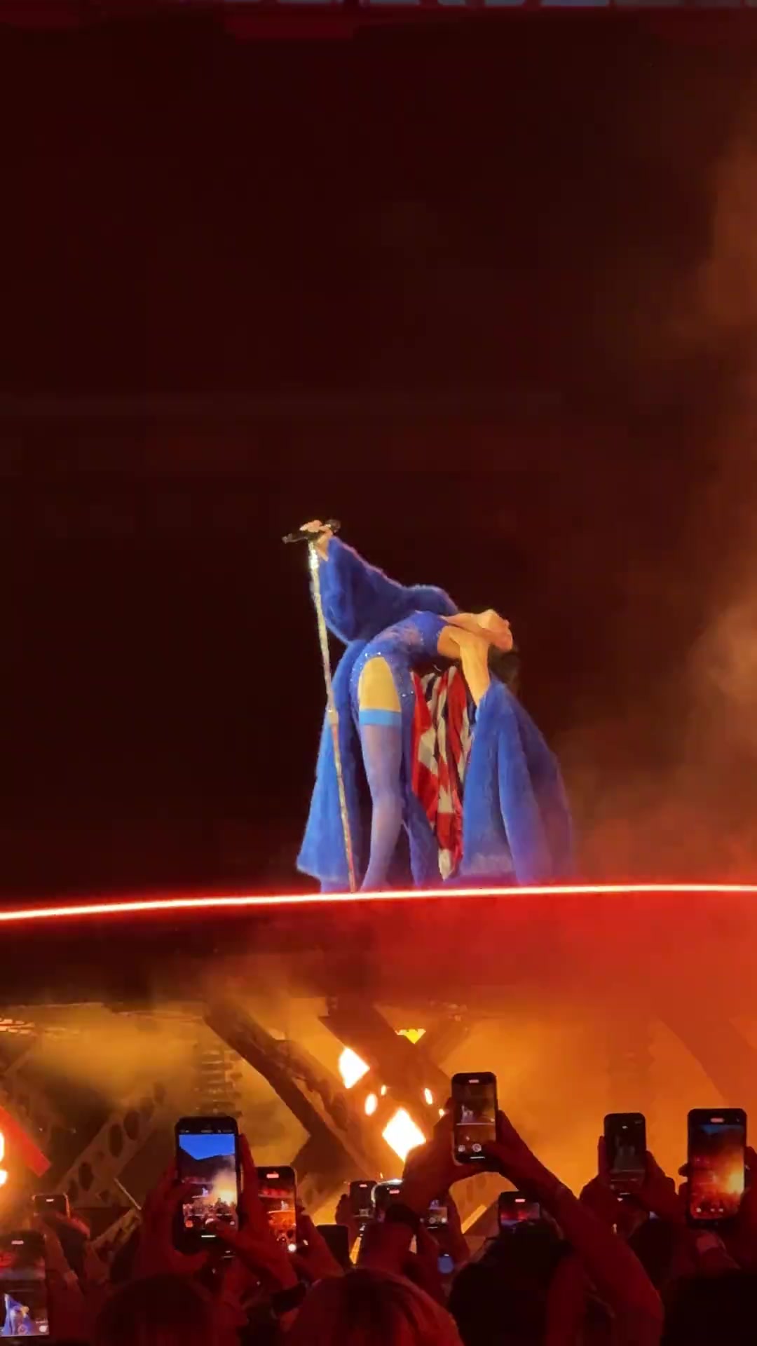 古希腊掌管丝袜的神啪姐在安菲尔德开演唱会这身打扮无敌