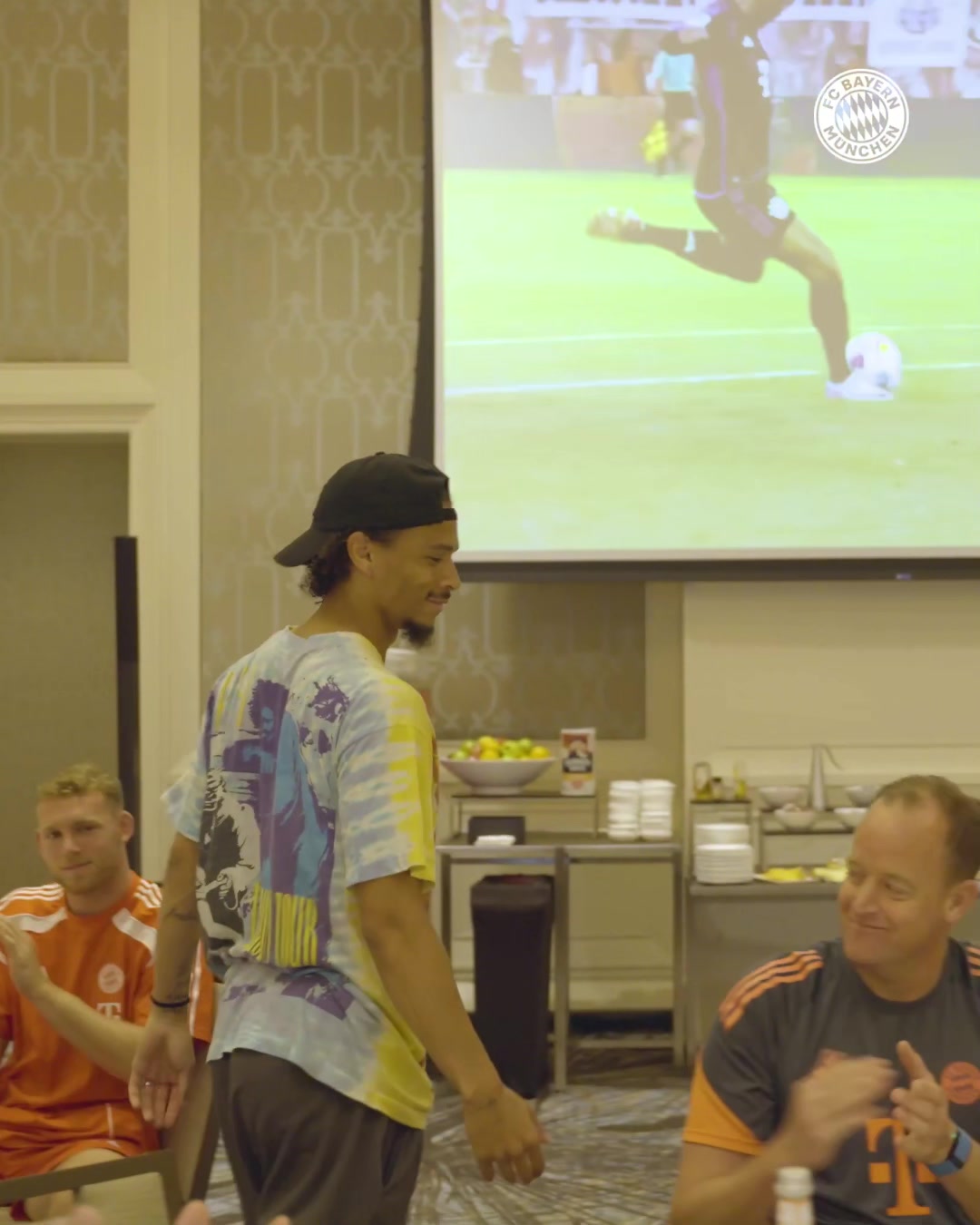 萨内告别仪式上发言祝愿球队赢下后续比赛并捧得冠军奖杯