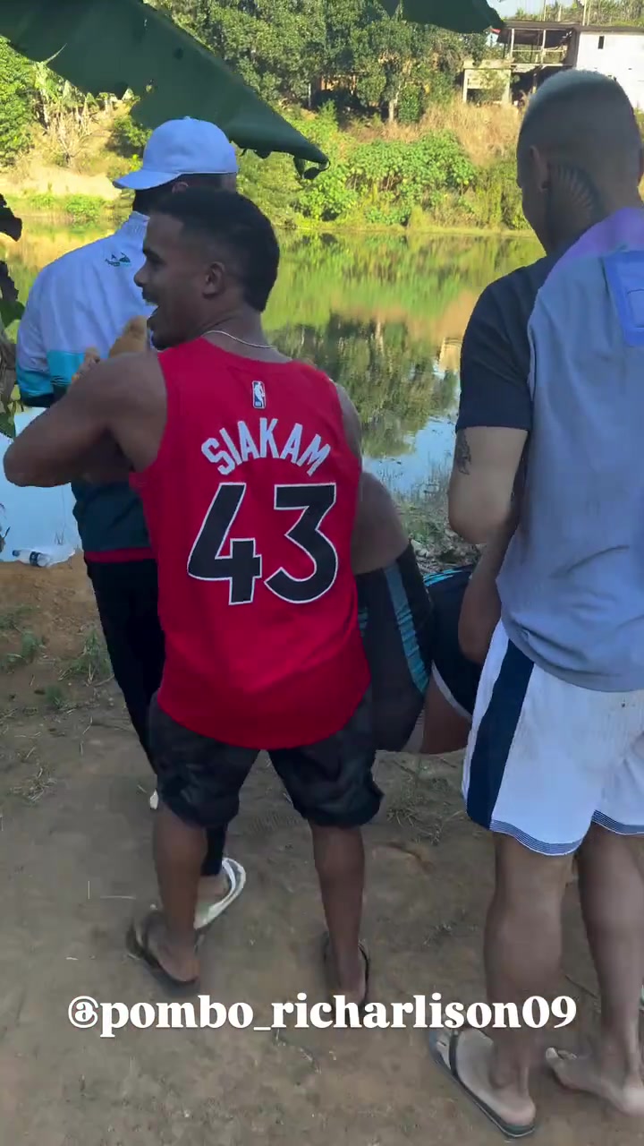 玩嗨了理查利森回老家和朋友打闹想把对方扔水里结果自己摔了