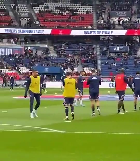 梅西在巴黎表现不佳遭球迷狂嘘和辱骂姆巴佩上前安慰