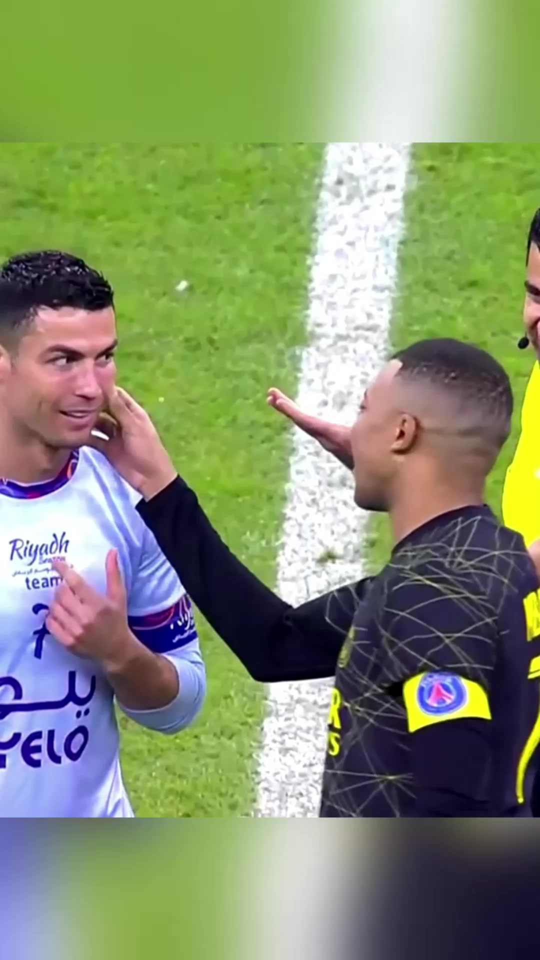 当姆巴佩遇到偶像C罗姆总笑得太开心了