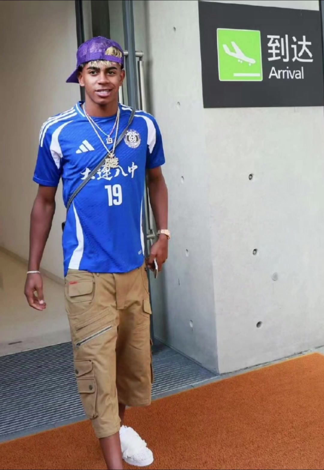 亚马尔已抵达上海身穿大连八中衣服亮了