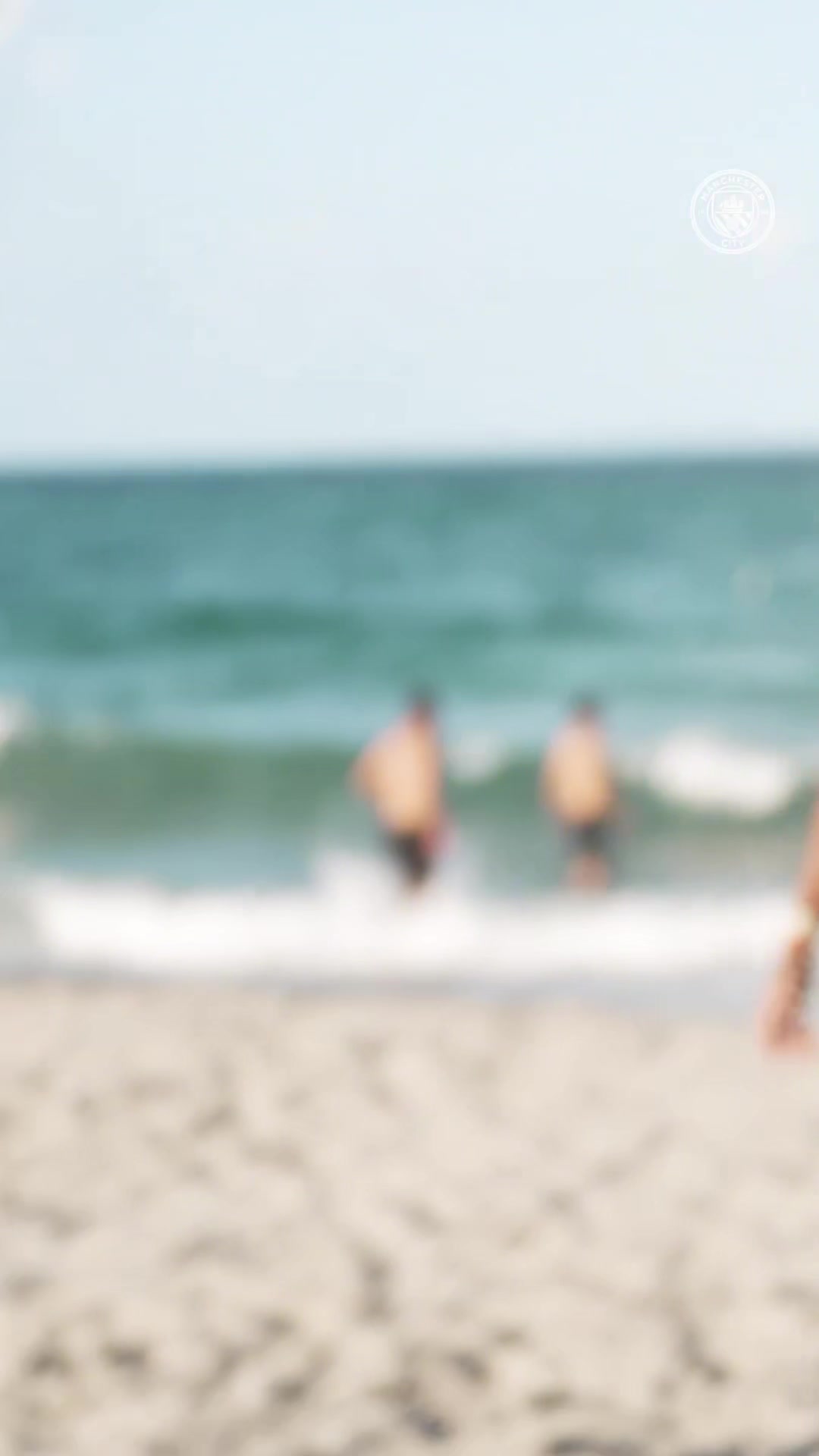 少见瓜帅这造型瓜迪奥拉和曼城球员在海滩上玩沙滩足球