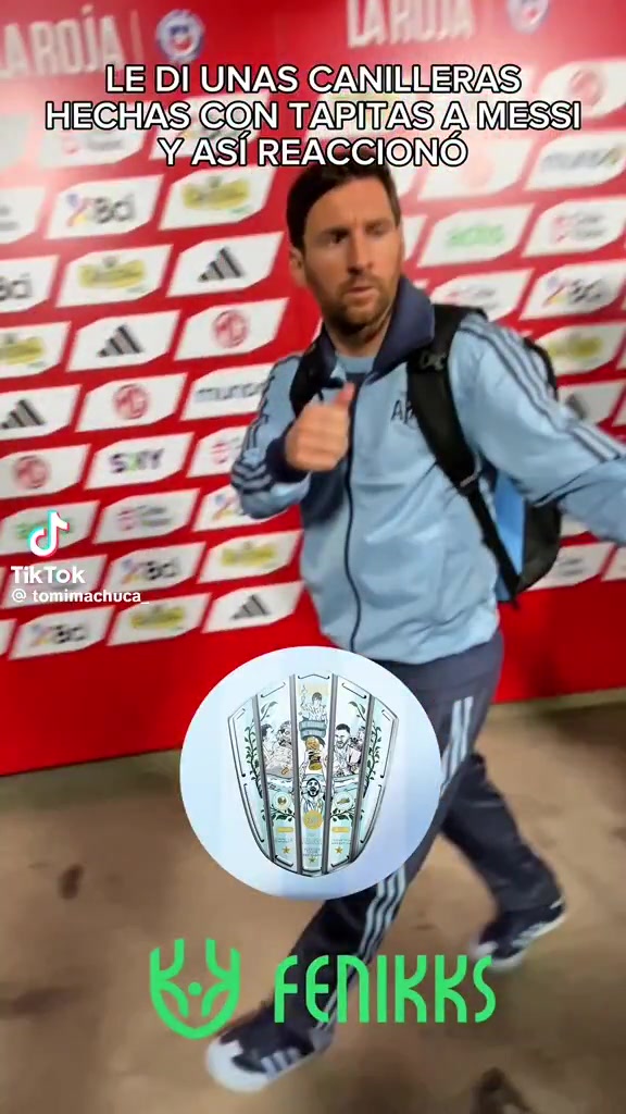 梅西收到球迷亲自做的护腿板然后向德保罗炫耀