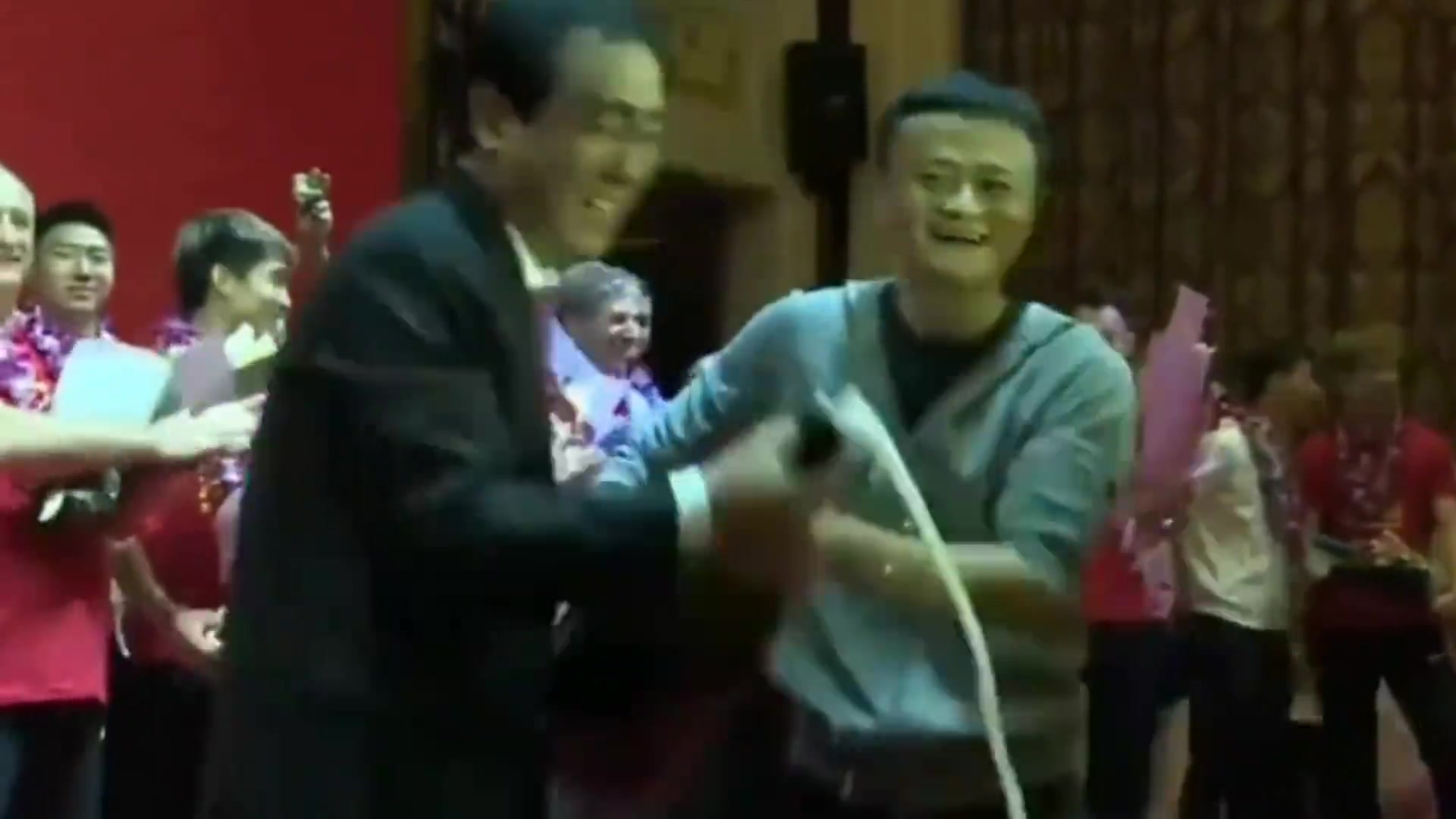 许家印那年和马云欢声笑语地喷香槟而后欠的债前无古人