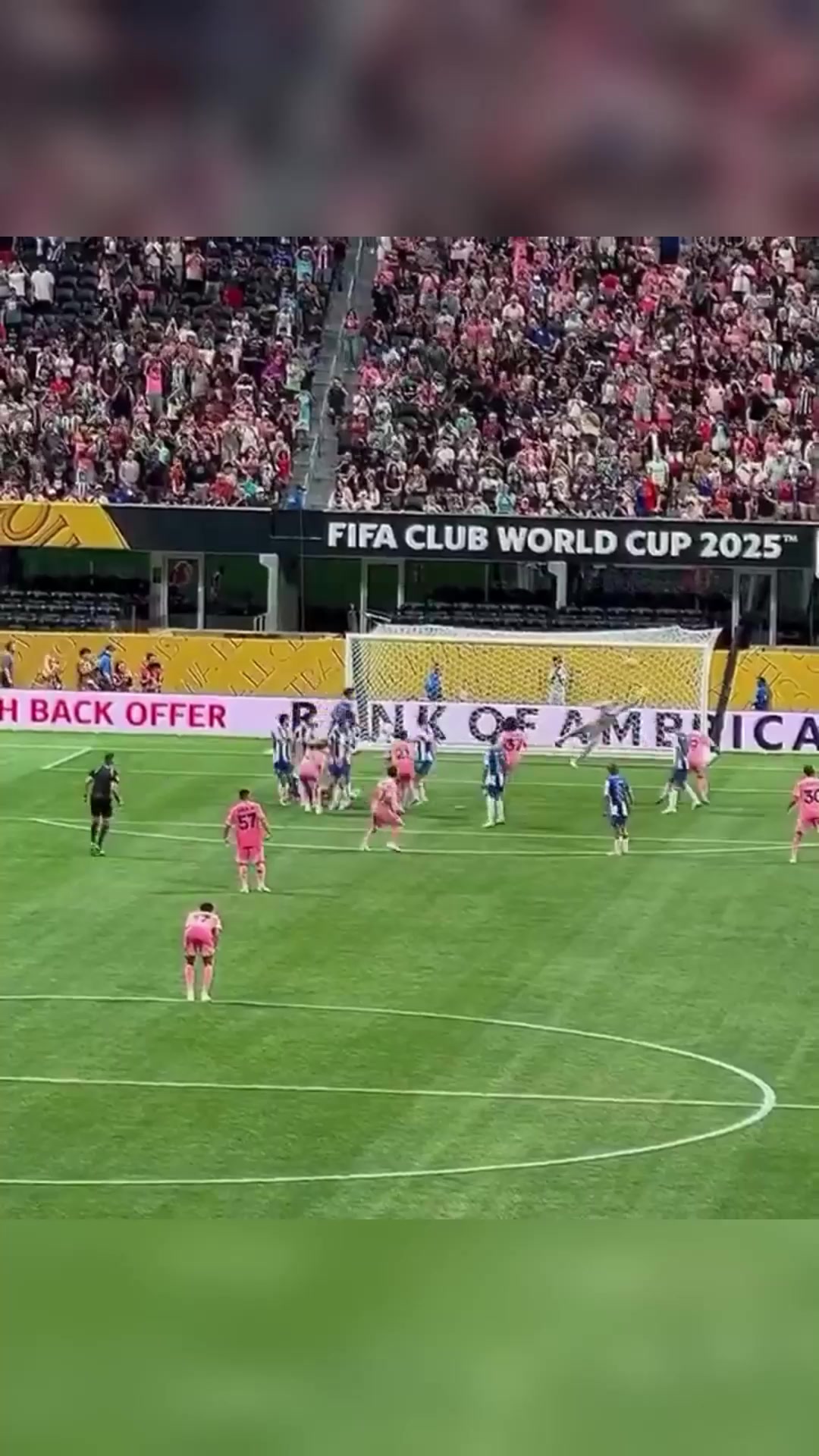 真的太强了球迷现场视角拍摄梅西任意球破门