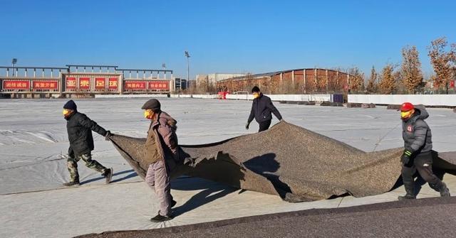 “小雪”节气将至,长春亚泰基地为天然草加盖第二层“棉被”