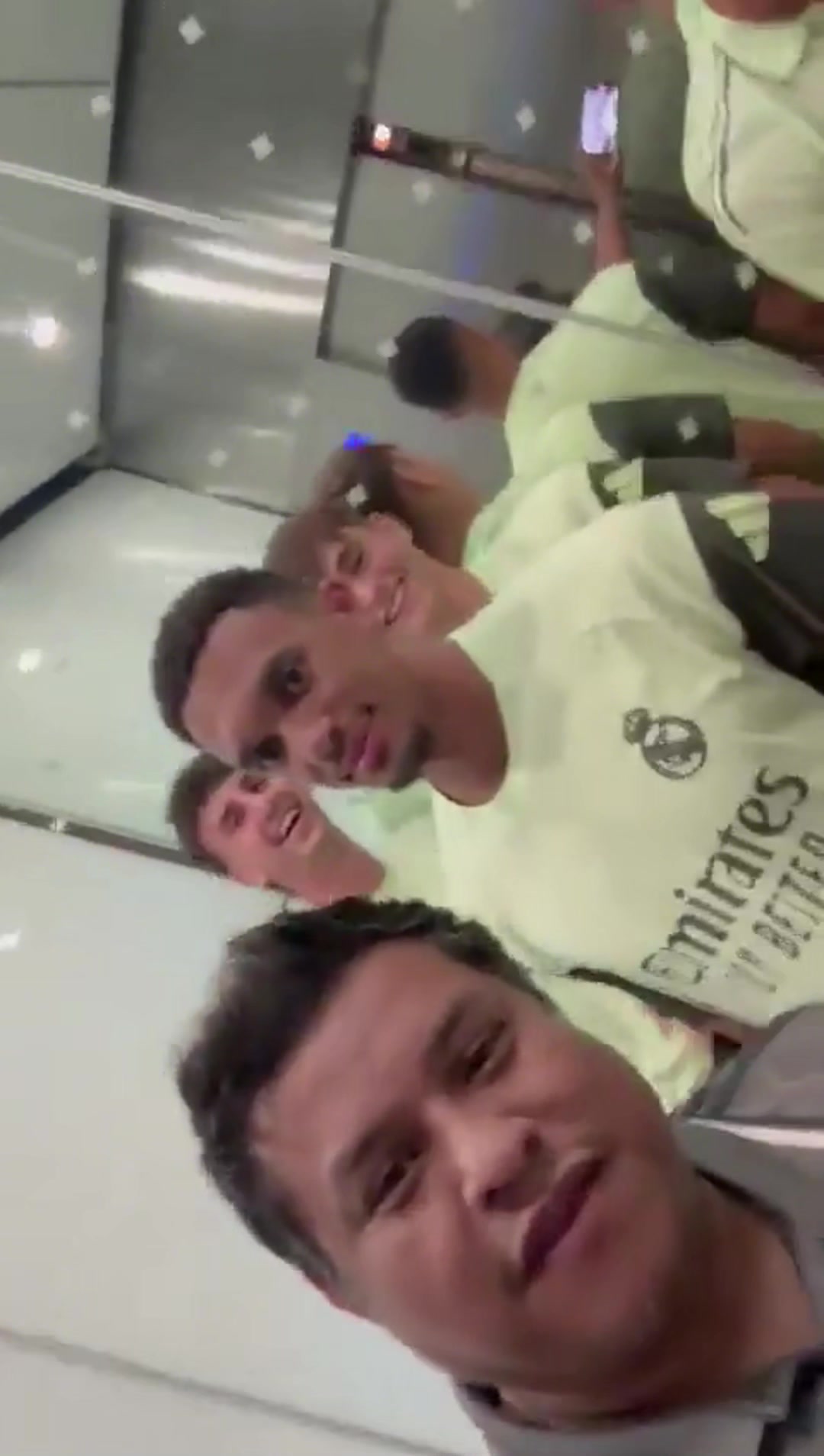 当你在电梯里偶遇众多皇马球员