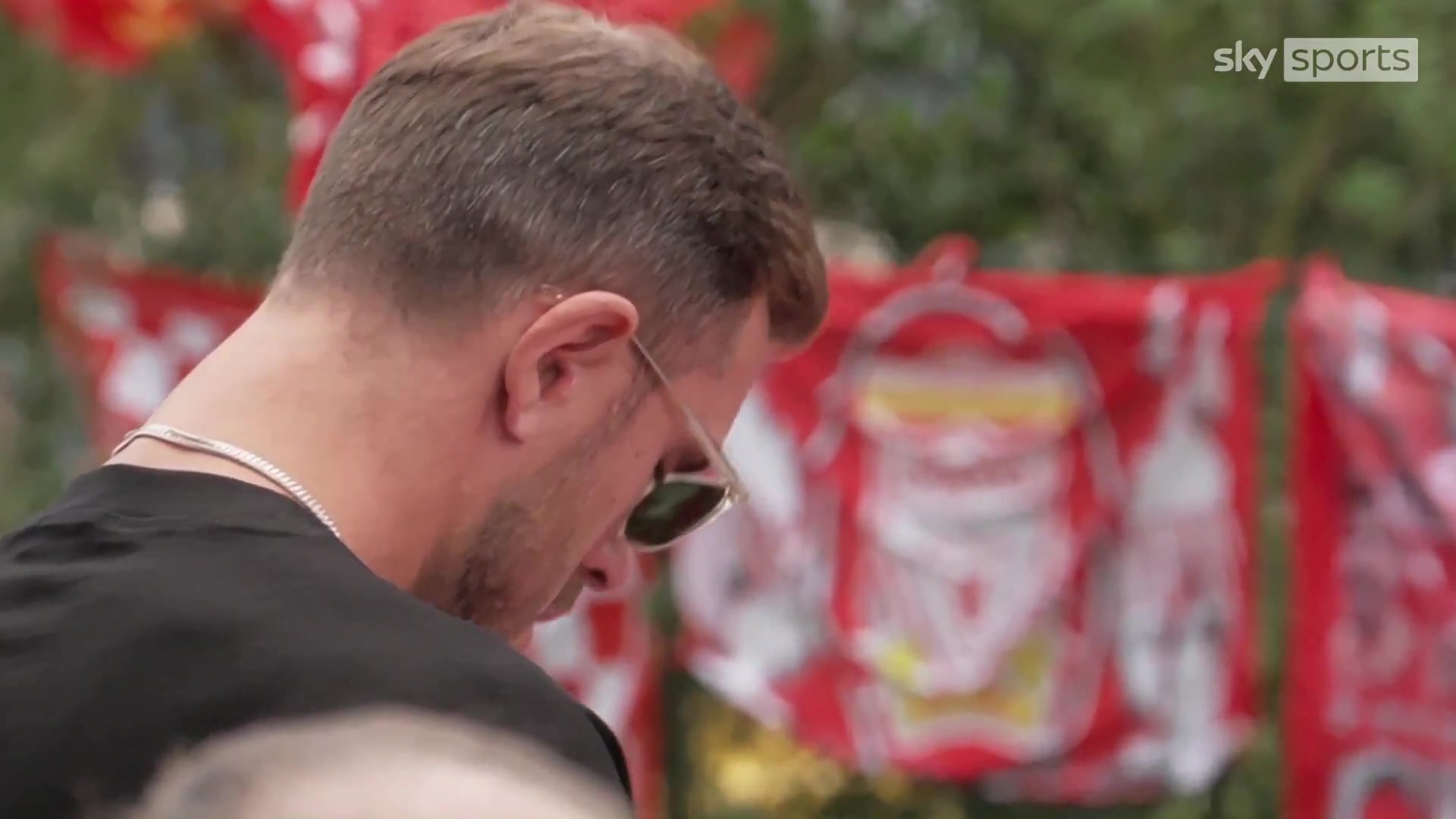 无语哽咽老队长亨德森回到安菲尔德为若塔献花