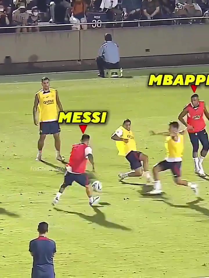 看好了梅西向姆巴佩展示如何过人