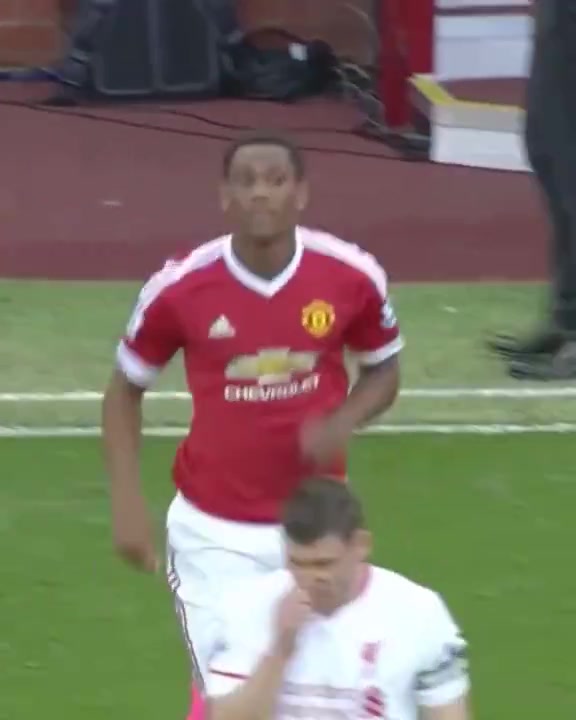 10年啦马夏尔曼联生涯的首粒进球还有球迷专门为他打了标语